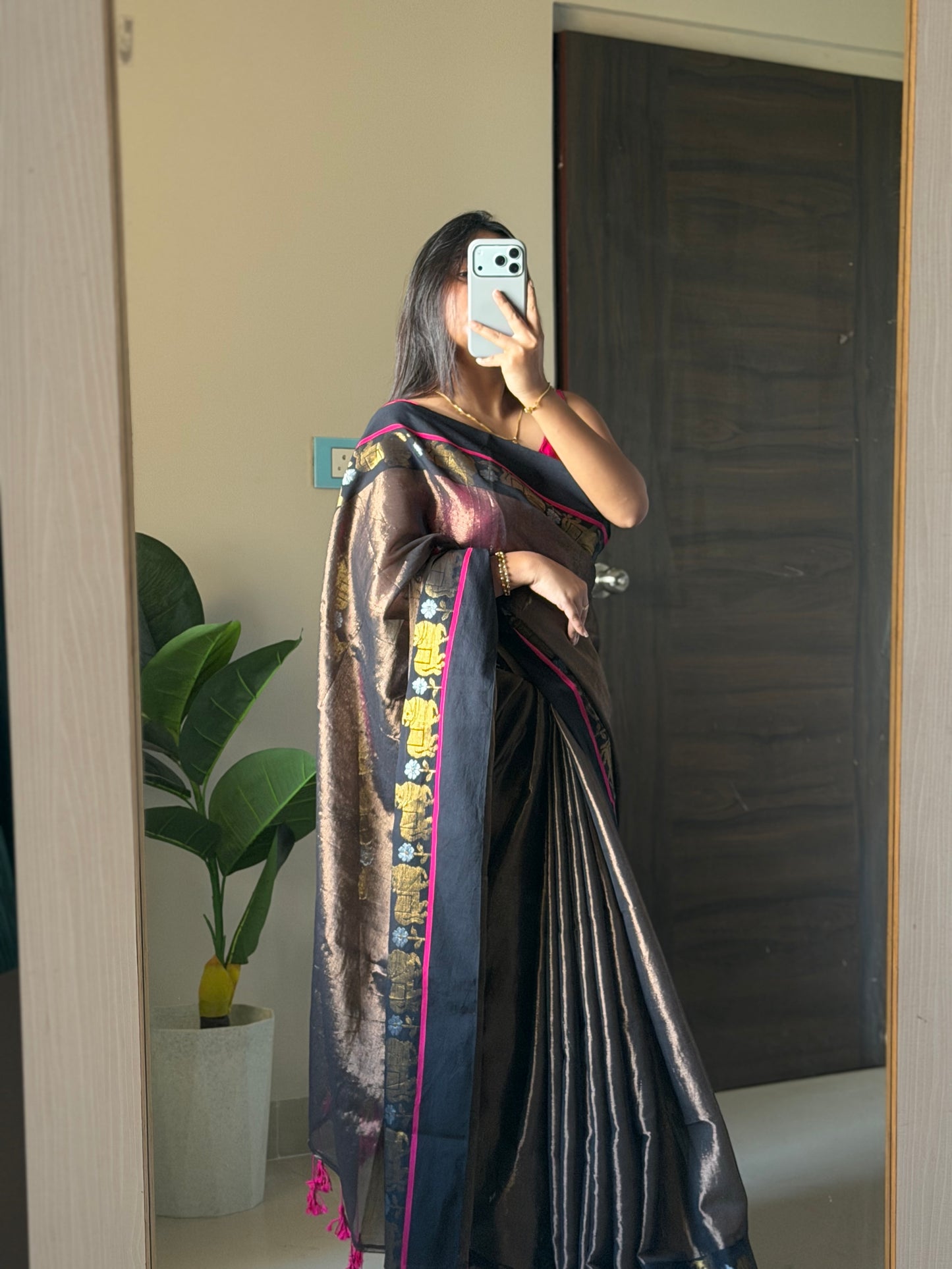 Mul tissue border work saree