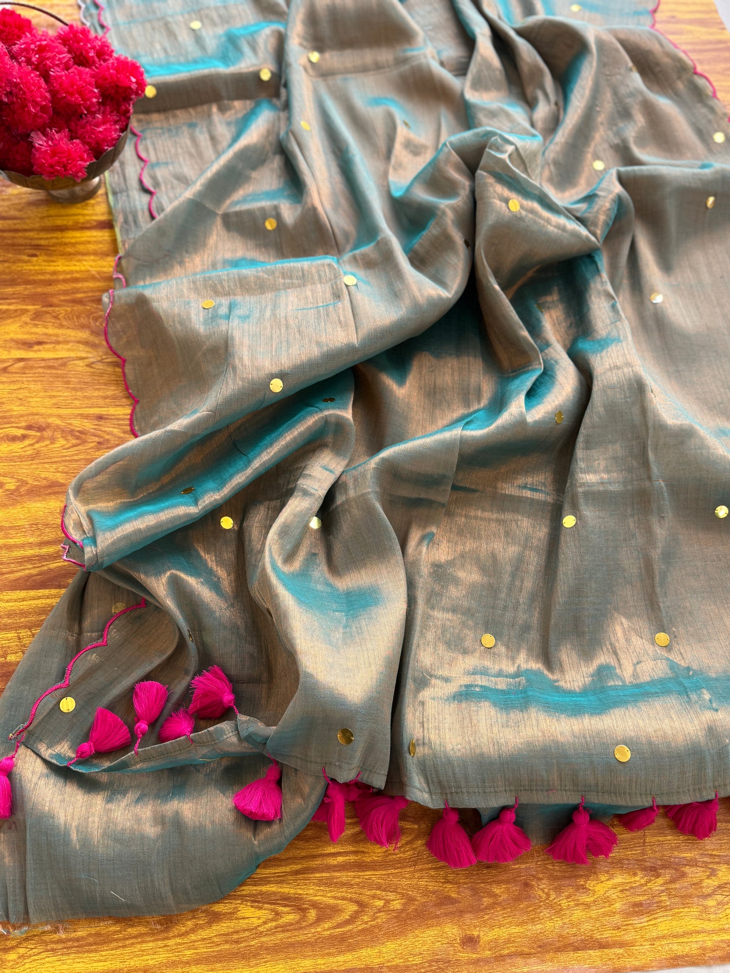 Scallop border tissue saree